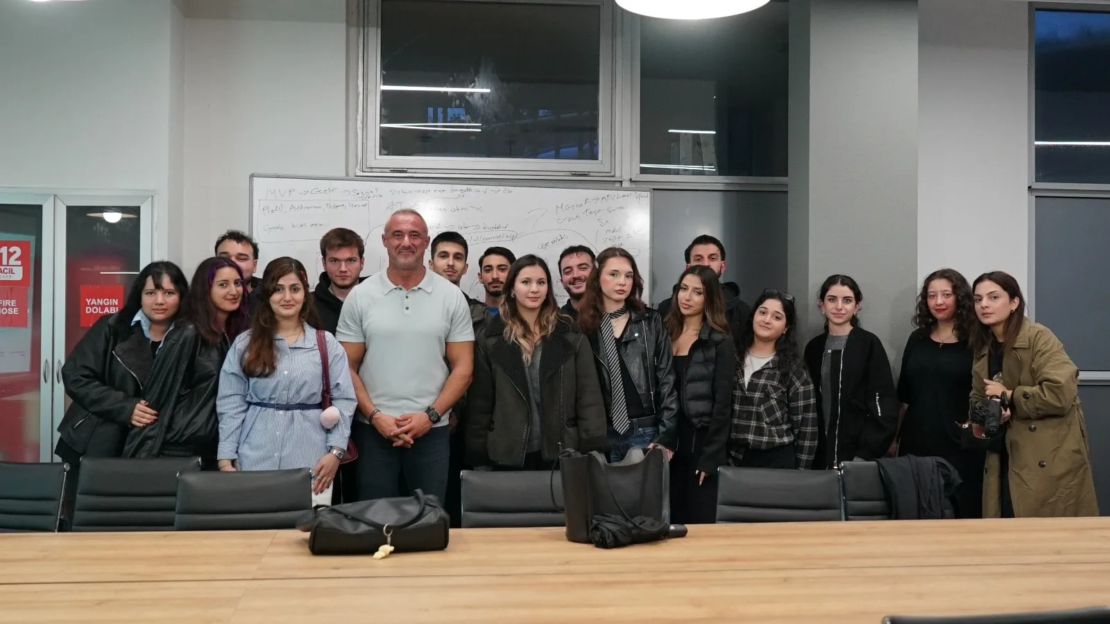 Mehmet Safa Yalçıntaş, Tasarım Fabrikası Çıraklık Programı öğrencileriyle bir toplantı salonunda